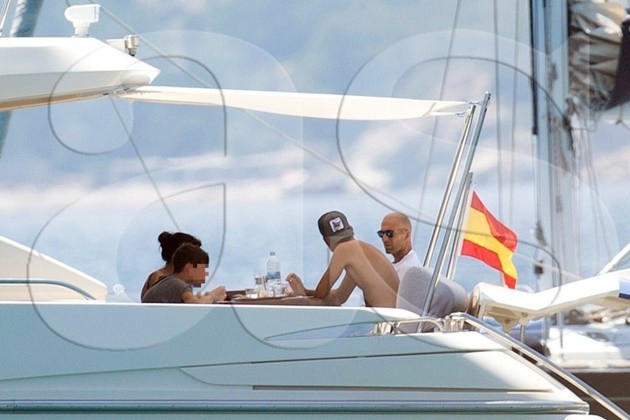 Zidane 'quẩy' tưng bừng cùng gia đình ở Ibiza - Bóng Đá
