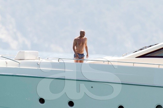 Zidane 'quẩy' tưng bừng cùng gia đình ở Ibiza - Bóng Đá