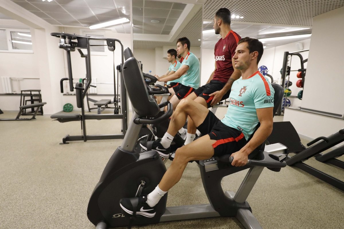 Ronaldo mặt đưa đám, ký tặng cho người hâm mộ - Bóng Đá