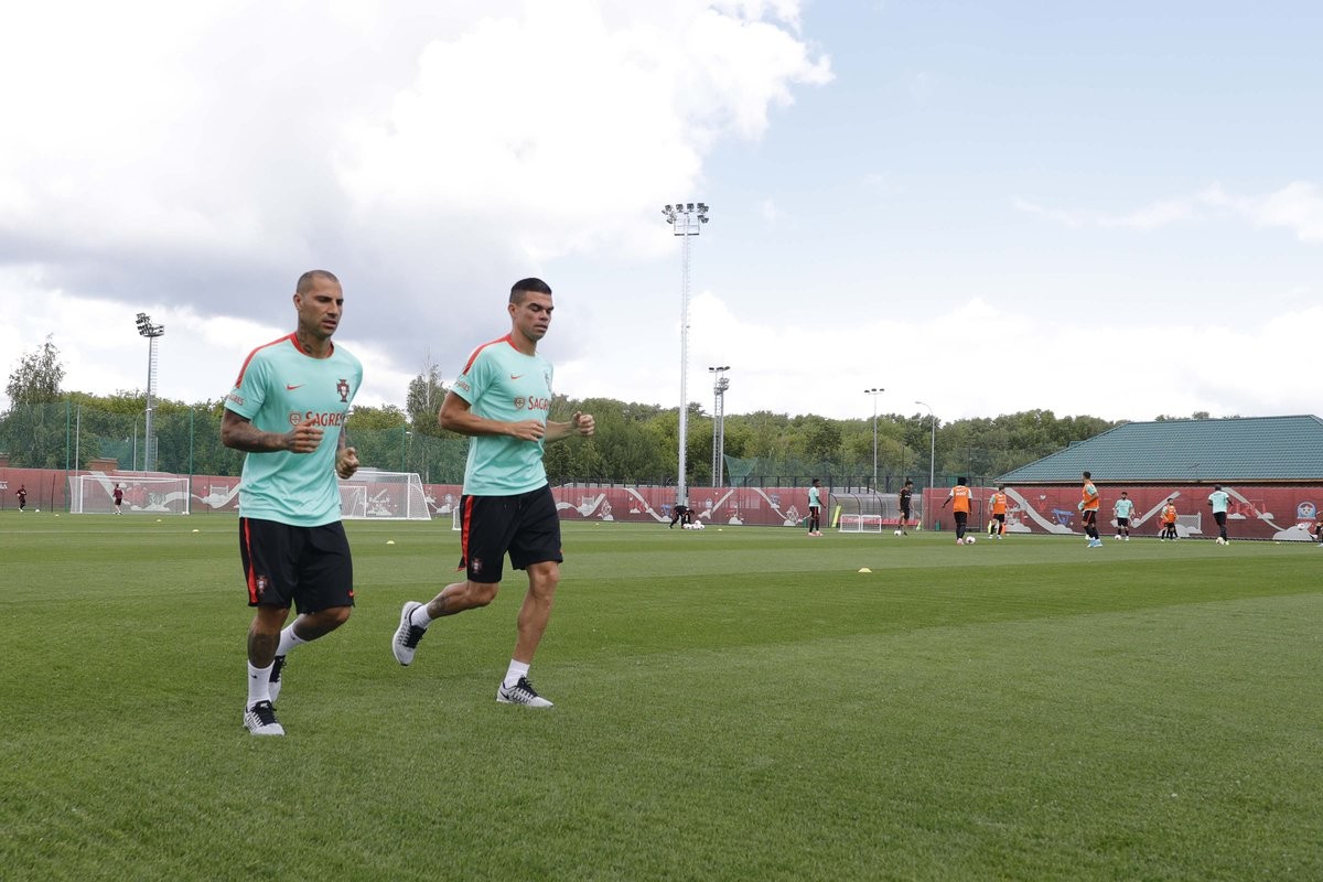 Ronaldo mặt đưa đám, ký tặng cho người hâm mộ - Bóng Đá