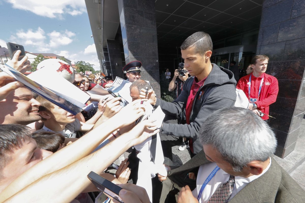 Ronaldo mặt đưa đám, ký tặng cho người hâm mộ - Bóng Đá
