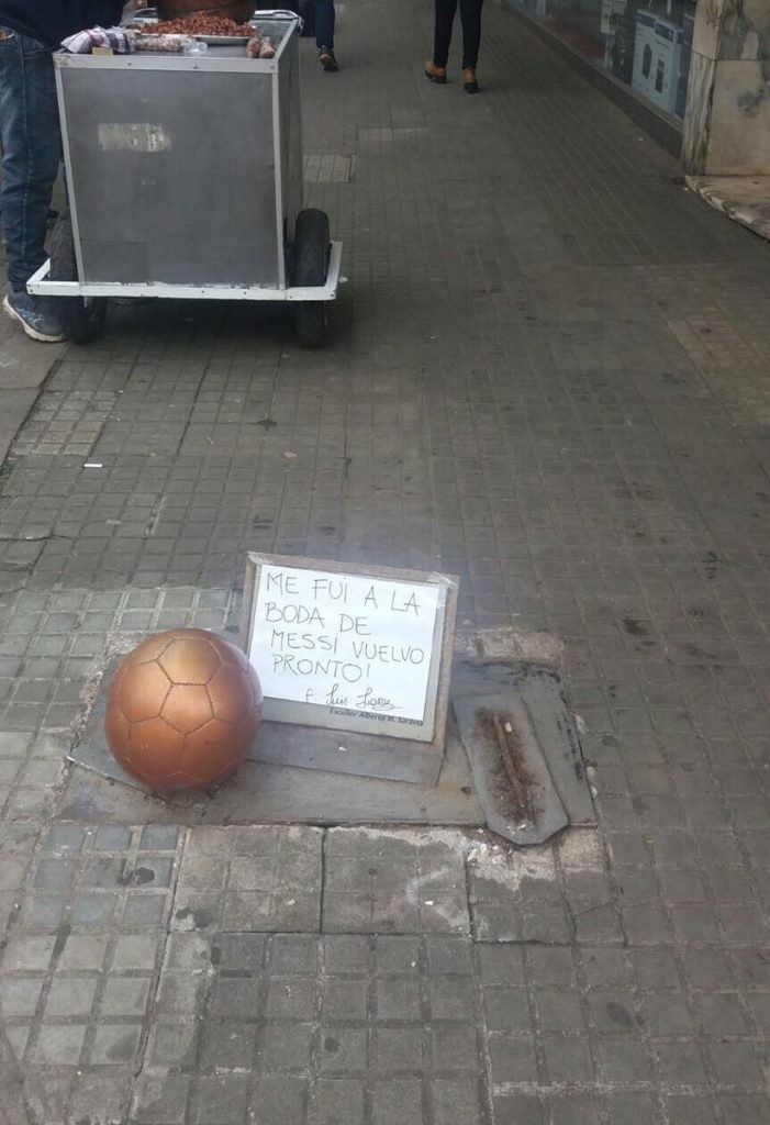 Tượng Luis Suarez ngã 'sấp mặt' trong ngày vui của Messi - Bóng Đá