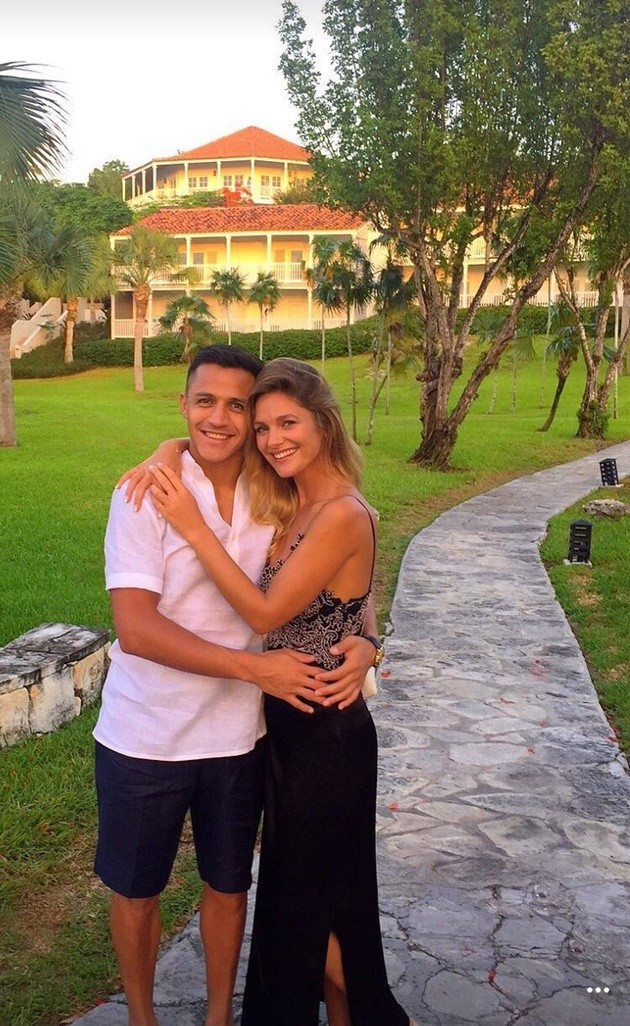 Sắp rời Arsenal, Sanchez 'du hí' trực thăng cùng bạn gái - Bóng Đá