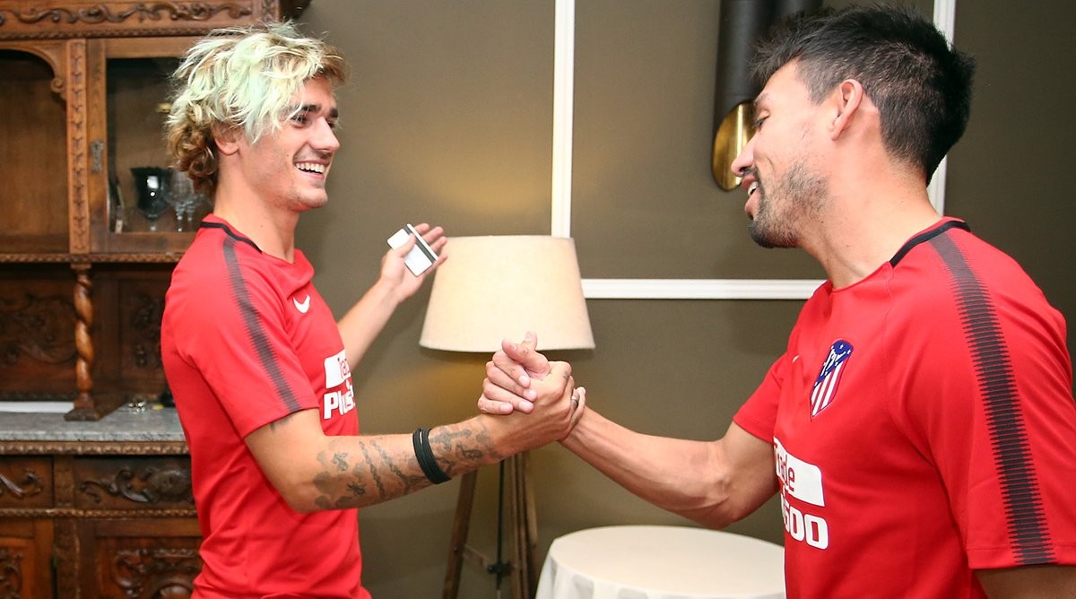 Hội quân cùng Atletico Madrid, Griezmann trình làng mái tóc 'cực dị' - Bóng Đá