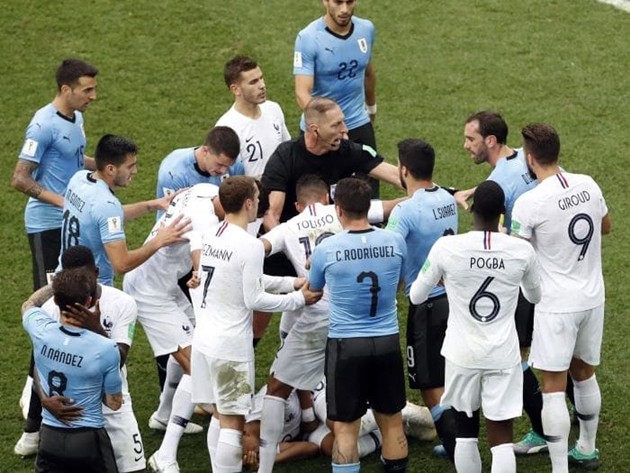 Pogba phải cảm ơn Deschamps khi tránh được án phạt ở trận tứ kết - Bóng Đá