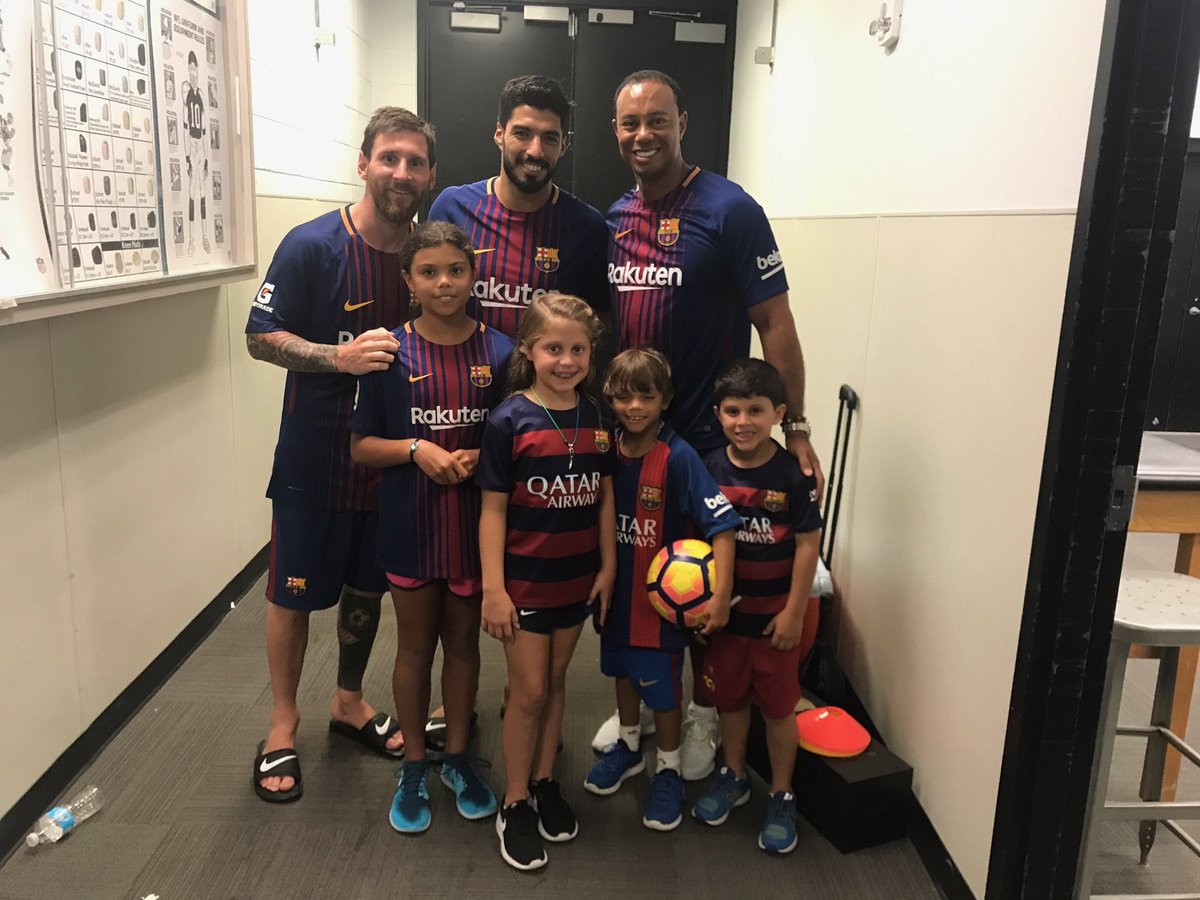 Tiger Woods hớn hở khi gặp Messi, Suarez - Bóng Đá