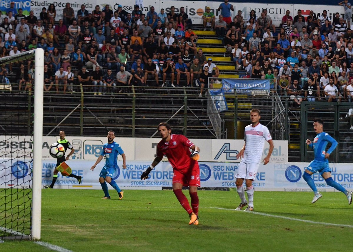 Thăng hoa 10 phút cuối, Napoli vượt qua đội bóng Serie B - Bóng Đá
