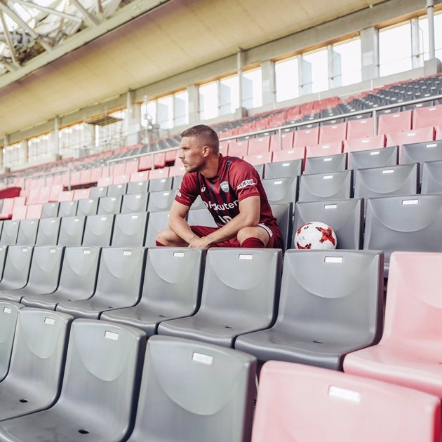 Lukas Podolski rực sáng trong ngày ra mắt Nhật Bản - Bóng Đá