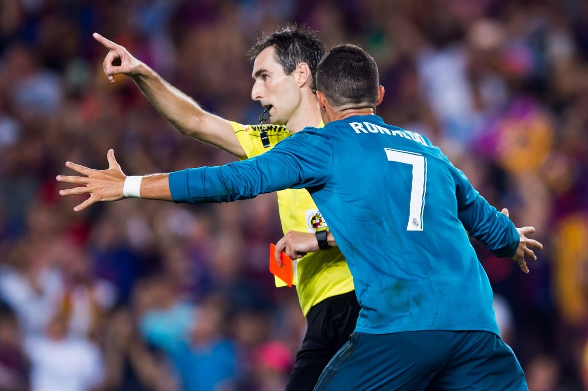 CHÍNH THỨC: Đẩy trọng tài, Ronaldo dính án phạt cực nặng - Bóng Đá