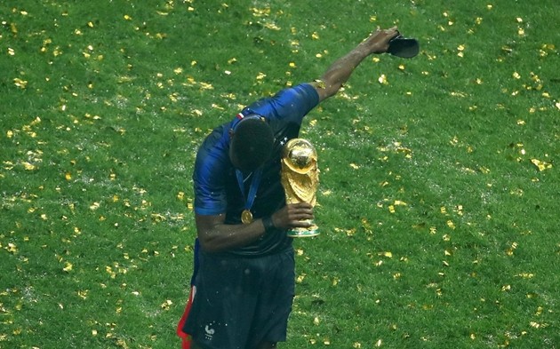 HÀI HƯỚC: Pogba 'dab' với cúp vàng, chọc giận truyền thông Anh - Bóng Đá