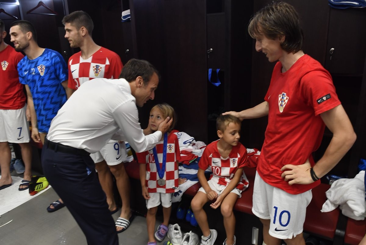 Tổng thống Pháp vào phòng thay đồ an ủi Croatia - Bóng Đá