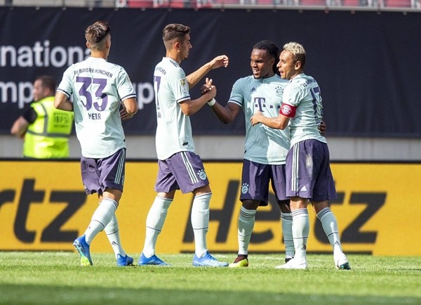 Từ bỏ chiếc ghế, Thomas Tuchel chọn vật dụng 'khó đỡ' để ngồi chỉ đạo - Bóng Đá
