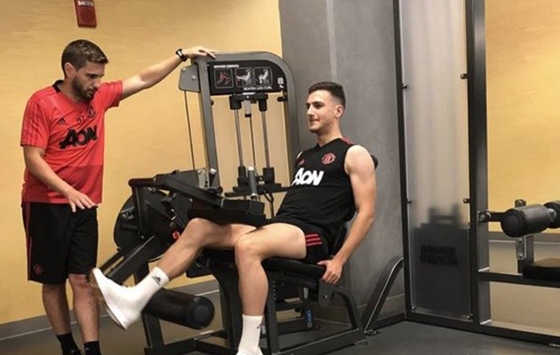 Mourinho buồn vì Sanchez, Dalot, nóng lòng chờ Fred, Matic và De Gea hội quân - Bóng Đá