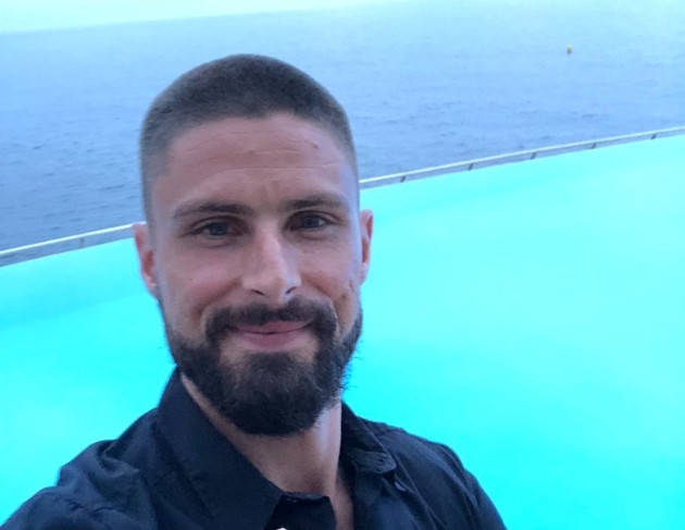 HÀI HƯỚC: Giroud thực hiện lời hứa cạo đầu sau World Cup - Bóng Đá