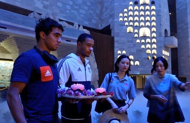 Sang Trung Quốc, Depay và Rafael lên chùa cầu an - Bóng Đá