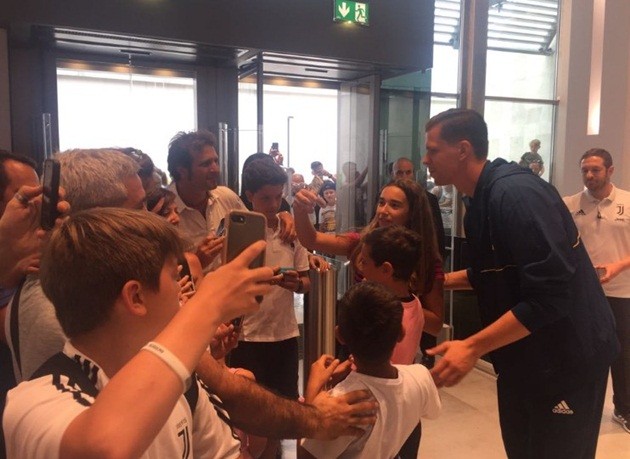Szczesny thích thú ngắm phòng truyền thống của Juventus - Bóng Đá