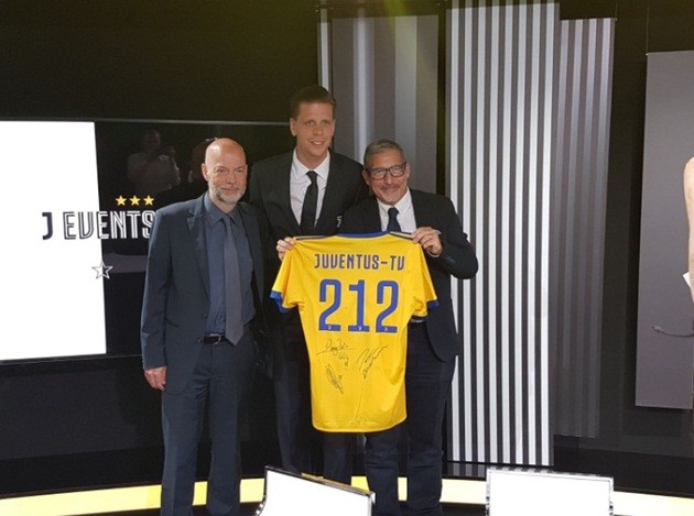 Szczesny thích thú ngắm phòng truyền thống của Juventus - Bóng Đá