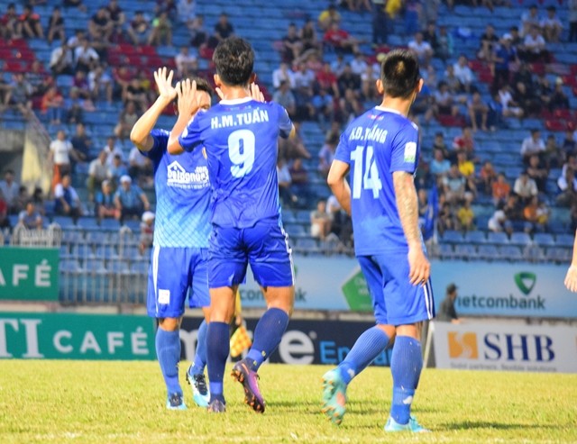 Họp báo QN - Bóng Đá