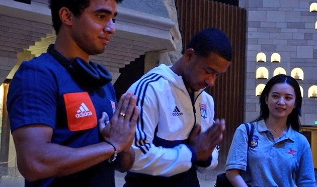 Sang Trung Quốc, Depay và Rafael lên chùa cầu an - Bóng Đá