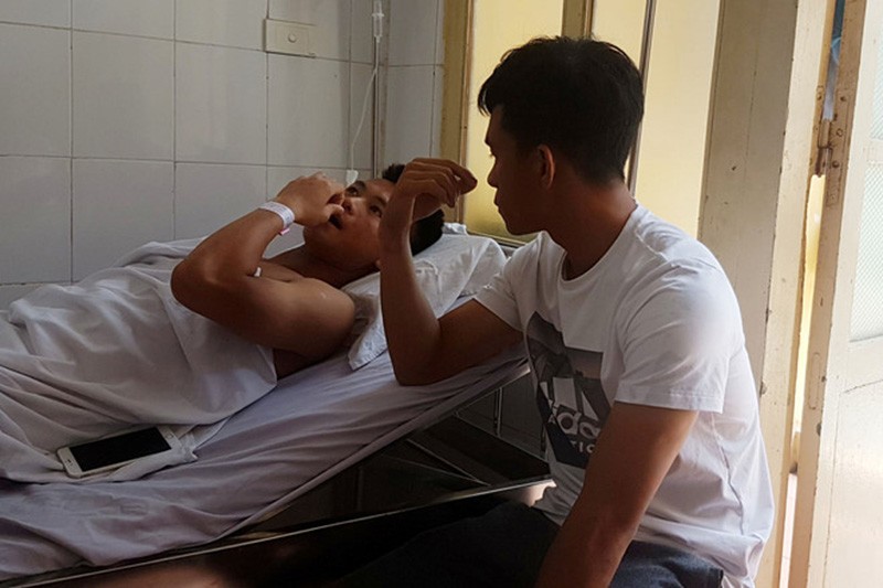 Dương Văn Hào đóng đinh xương mác, chờ xử lý dây chằng cổ chân - Bóng Đá
