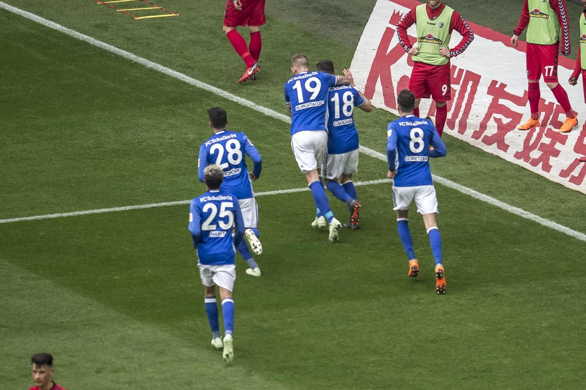 Schalke lại thắng, Bayern chưa thể làm 'Vua' - Bóng Đá