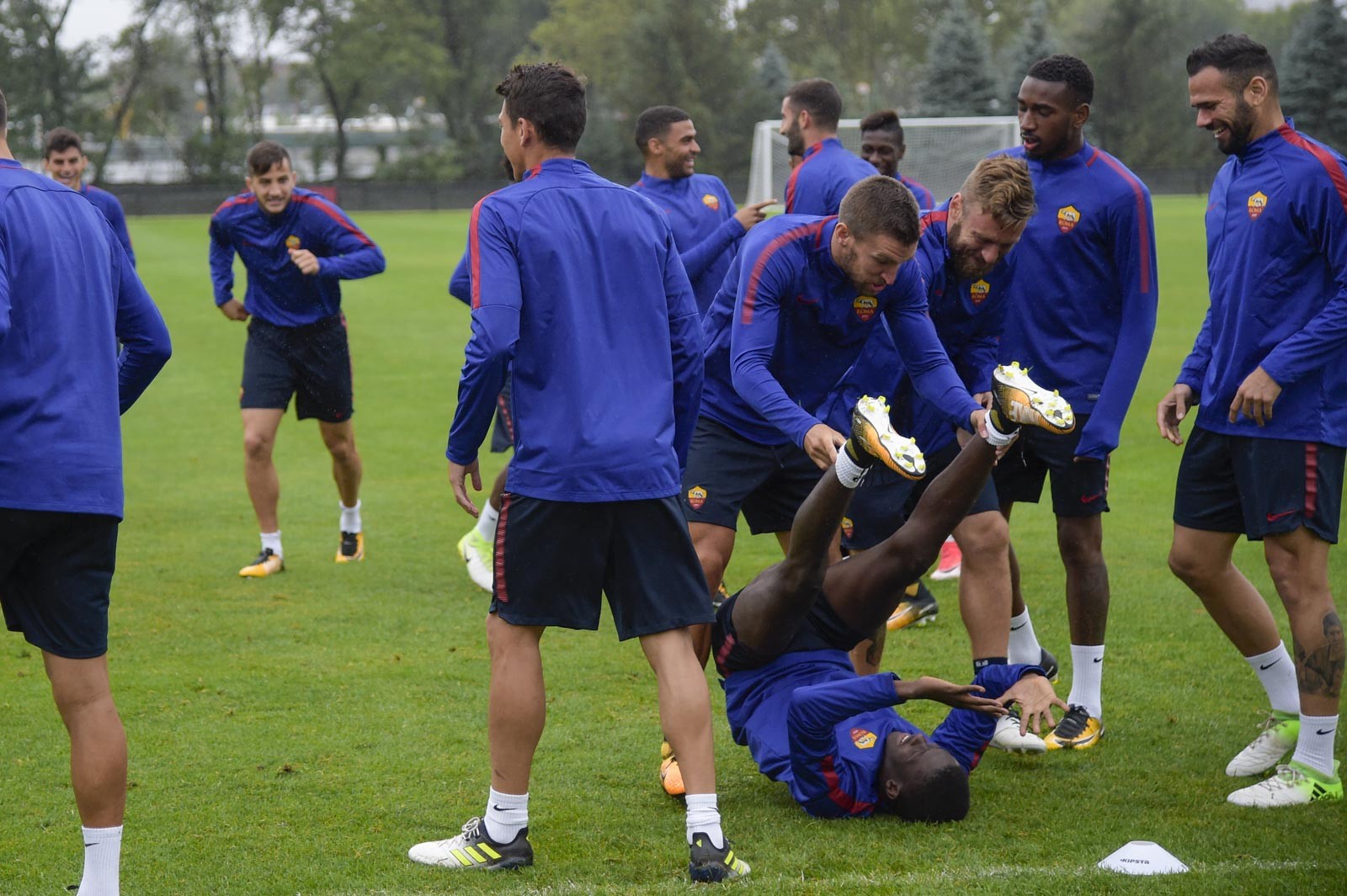 Strooman, De Rossi 'hổ báo' với đồng đội - Bóng Đá