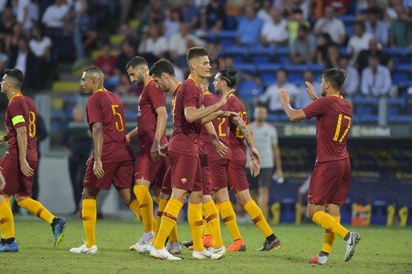 Con trai Kluivert tranh cãi với Edin Dzeko ngay lần đầu đá chính - Bóng Đá