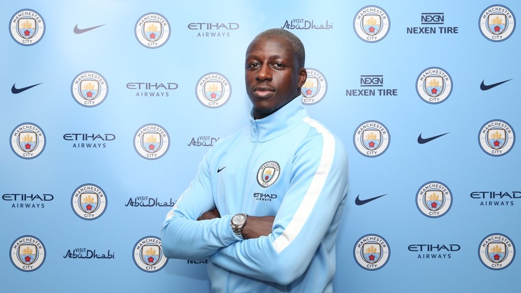 Benjamin Mendy ra mắt Man City, chọn xong số áo - Bóng Đá