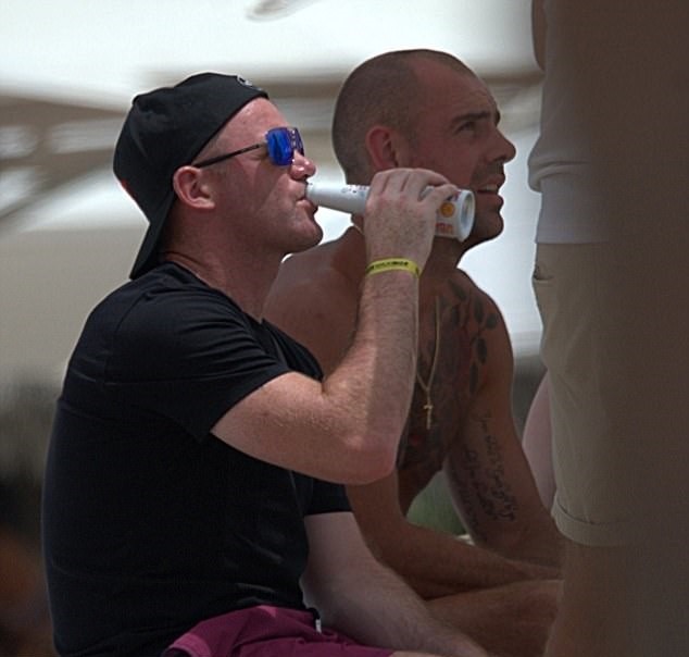 Rooney dắt vợ đi biển, nhấm nháp ngụm bia với cựu sao Quỷ đỏ - Bóng Đá