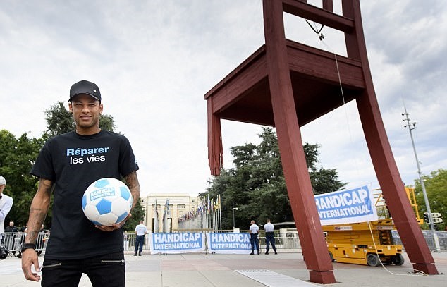 Chán sân cỏ, Neymar đá bóng trên không trung - Bóng Đá