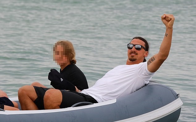Ibrahimovic tranh thủ du hí, chờ tái hợp M.U - Bóng Đá