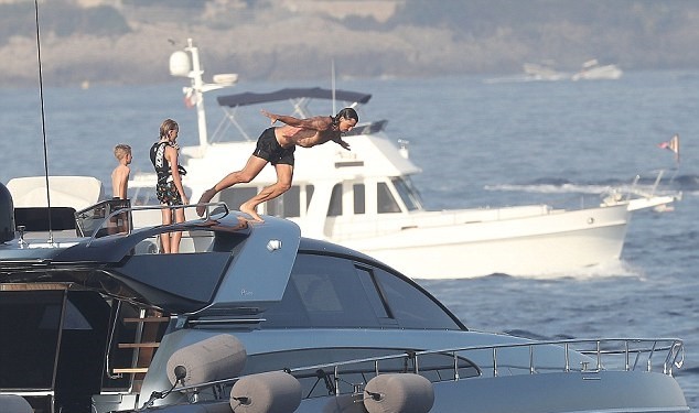 Ibrahimovic đi du lịch - Bóng Đá
