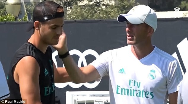 Morata tạm biệt Real Madrid, đã đặt chân xuống London - Bóng Đá