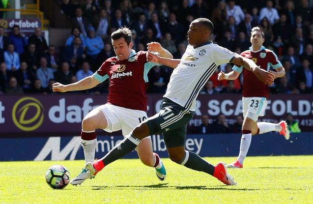 5 điểm nhấn Burnley 0-2 M.U: Quỷ đỏ khiến Man City 'lạnh gáy' - Bóng Đá