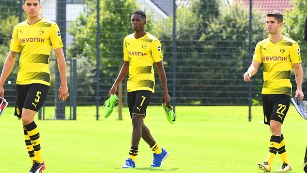 Mặc tin đồn, Dembele vẫn chụp ảnh mùa giải cùng Dortmund - Bóng Đá