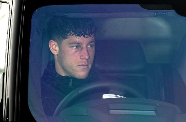Chùm ảnh: Ross Barkley bị đánh sưng húp, bầm tím mắt - Bóng Đá