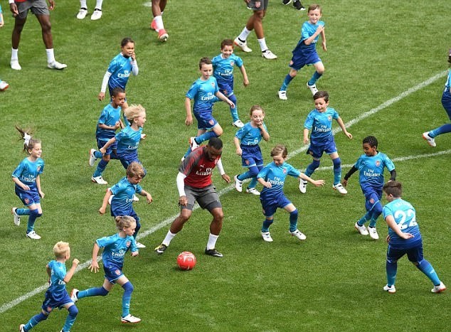Lacazette và đồng đội đối đầu 5000 CĐV nhí - Bóng Đá