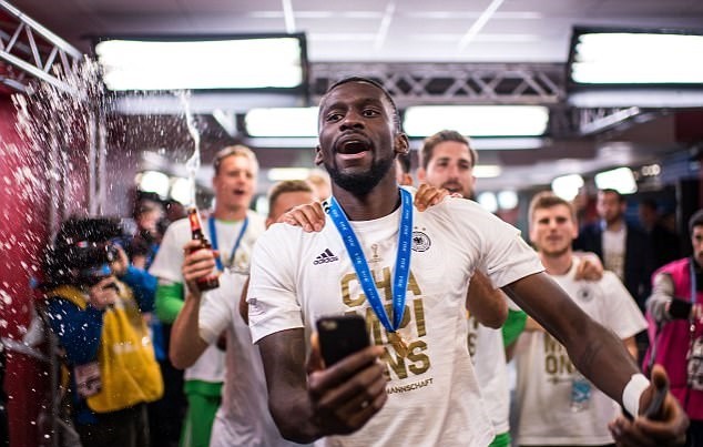 Tân binh 'xịn' Antonio Rudiger rạng rỡ ra mắt Chelsea - Bóng Đá