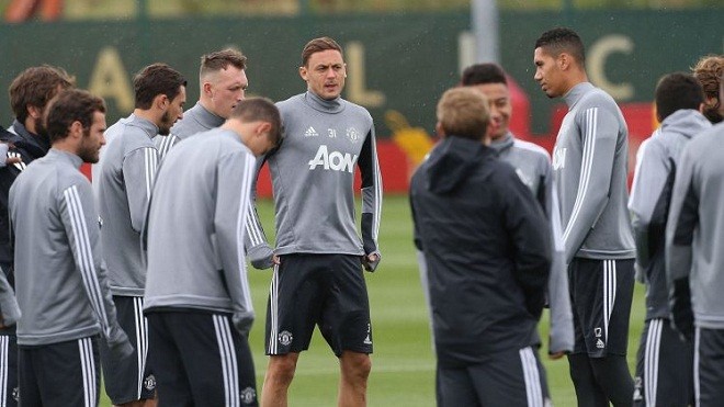 Nemanja Matic lịch lãm như quý ông trên phố Manchester - Bóng Đá