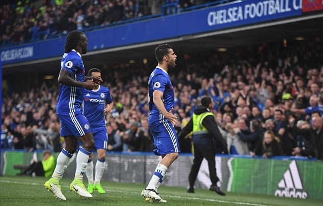 HLV Conte tản bộ ở London, chờ ngày rinh cúp - Bóng Đá
