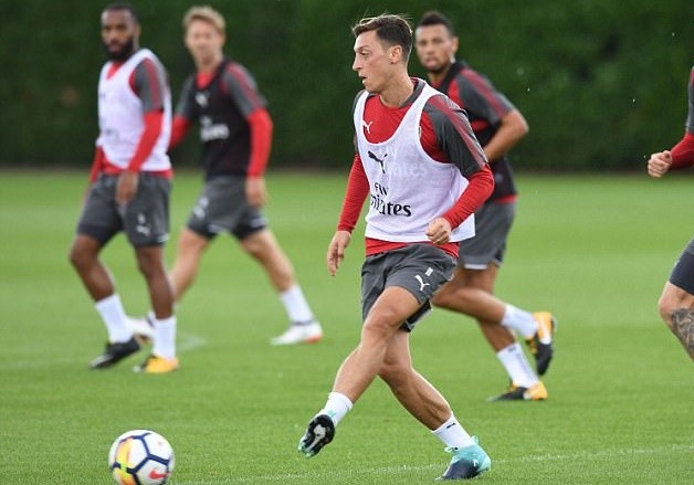 Wilshere tái xuất, Arsenal tập luyện trong mưa rào - Bóng Đá