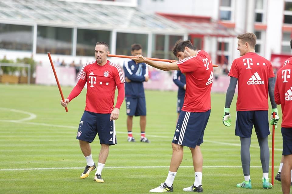 Trở lại tập luyện, Bayern Munich dùng gậy đánh bóng - Bóng Đá