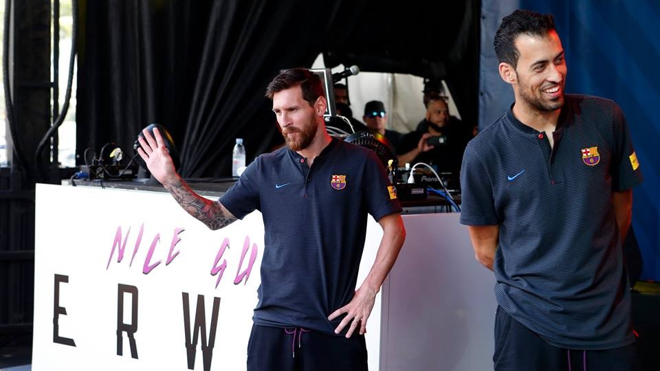 Neymar mất tích khi Messi và đồng đội vẫy tay chào NHM - Bóng Đá