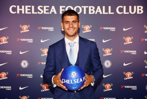 Alvaro Morata rạng rỡ cầm áo đấu Chelsea - Bóng Đá