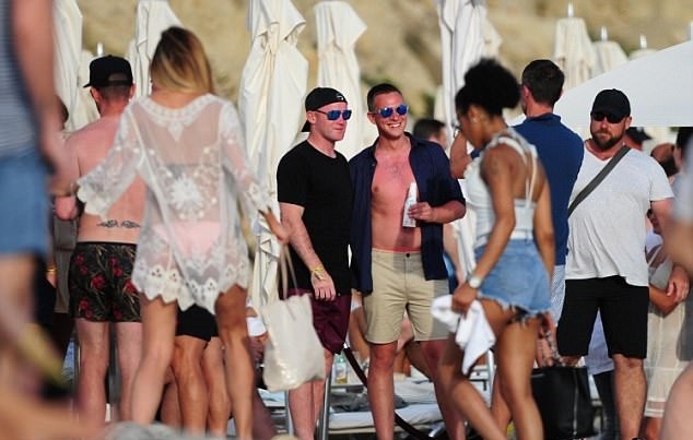 Rooney dắt vợ đi biển, nhấm nháp ngụm bia với cựu sao Quỷ đỏ - Bóng Đá