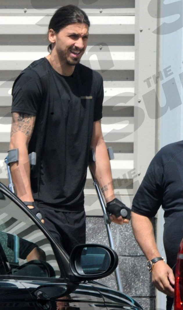 Chân băng bột, Ibrahimovic khổ sở đi nạng xuống phố - Bóng Đá