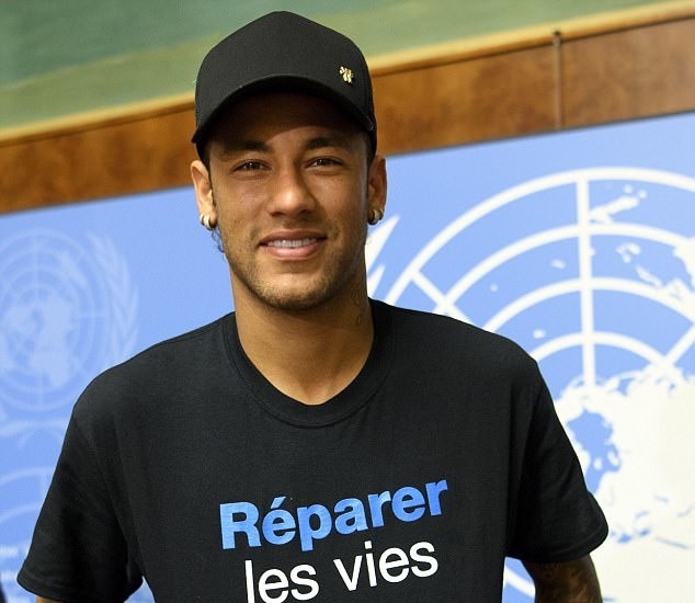 Chán sân cỏ, Neymar đá bóng trên không trung - Bóng Đá
