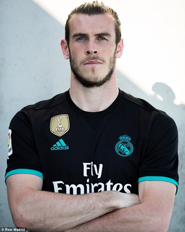 Chùm ảnh: Bale & Benzema ra mắt áo đấu mới của Real Madrid, M.U hết cơ hội - Bóng Đá