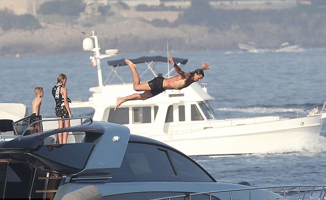 Ibrahimovic đi du lịch - Bóng Đá