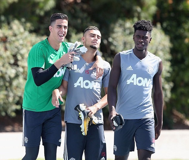 Tiếng cười rộn ràng khắp sân tập Man Utd trước trận derby - Bóng Đá